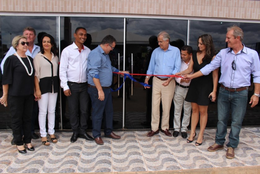 Descerramento da fita inaugural da nova Policlínica