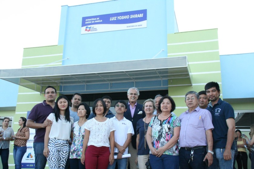 Família de Luiz Yoshio Shirabe e o prefeito Humberto Santa Cruz antes da inauguração da unidade ESF