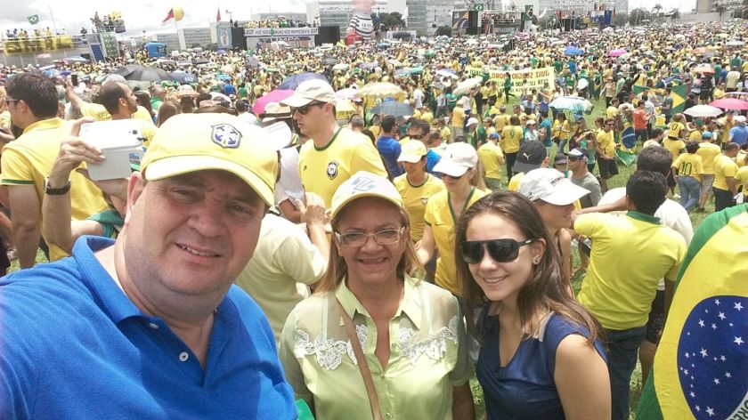 A funcionária malandrinha no centro da foto.