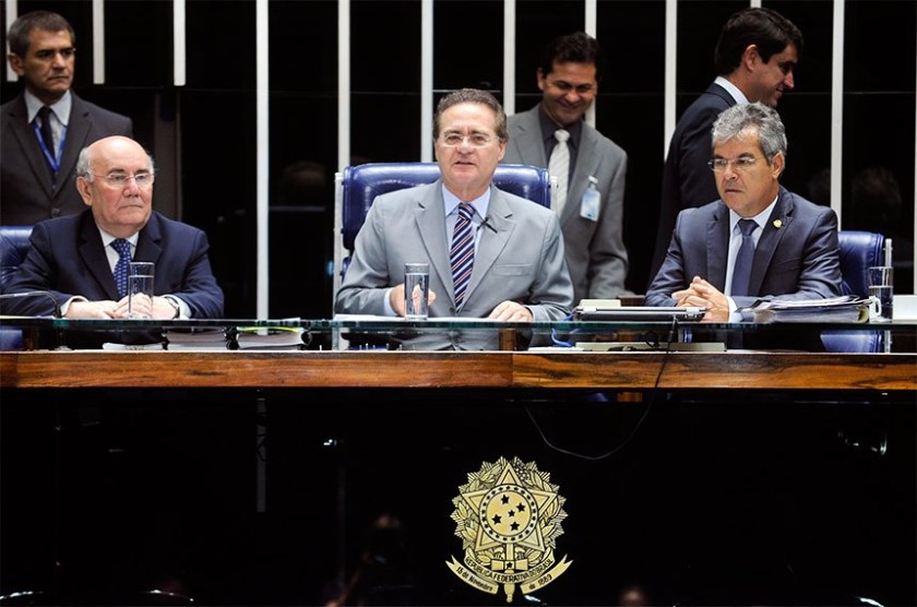 A "República de Curitiba" apequenou as instituições do País. Senadores da Situação se levantam.