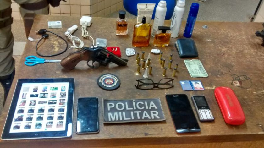 Os objetos furtados do carro do banhista estavam de posse da garotada ativa.