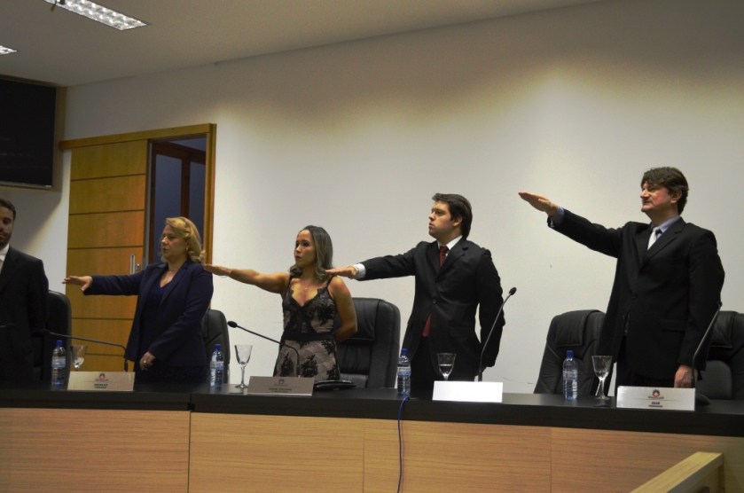 Membros da diretoria eleita fazem juramento.