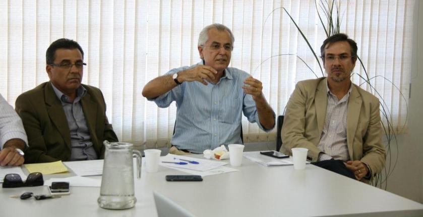 Prefeito Humberto ao lado dos representantes da UMOB durante reunião para tratar do consórcio regional de saúde