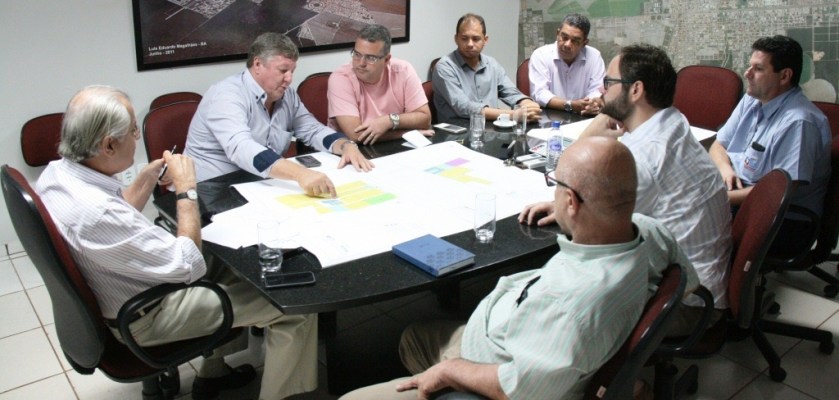 Prefeito, secretários, empresários do CIC e coordenador da SUDIC no município em reunião na manhã desta terça-feira