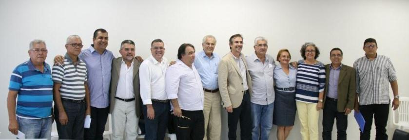 Prefeitos, secretários e representantes da SESAB em reunião na sede da UMOB