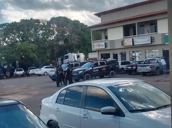 A Polícia de Posse dá atendimento ao assalto do SICREDI.