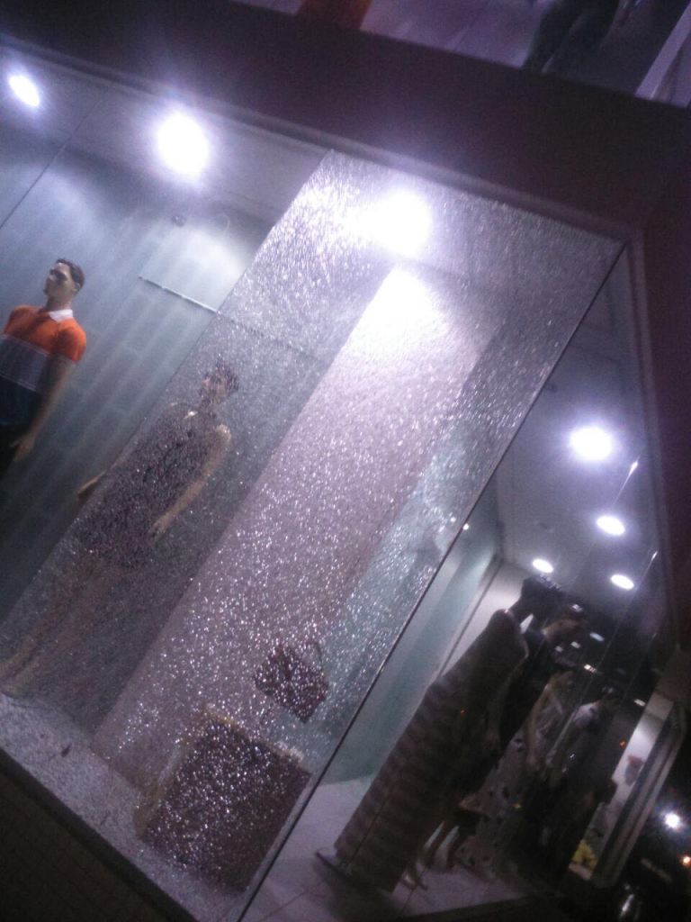 Vitrines de lojas próximas ao local do assalto foram quebradas com tiros e explosões