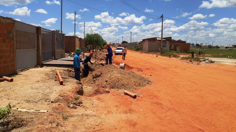 Equipes em obra de esgotamento sanitário de Lem2