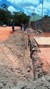 Equipes trabalham no assentamneto da tubulação de ramais2