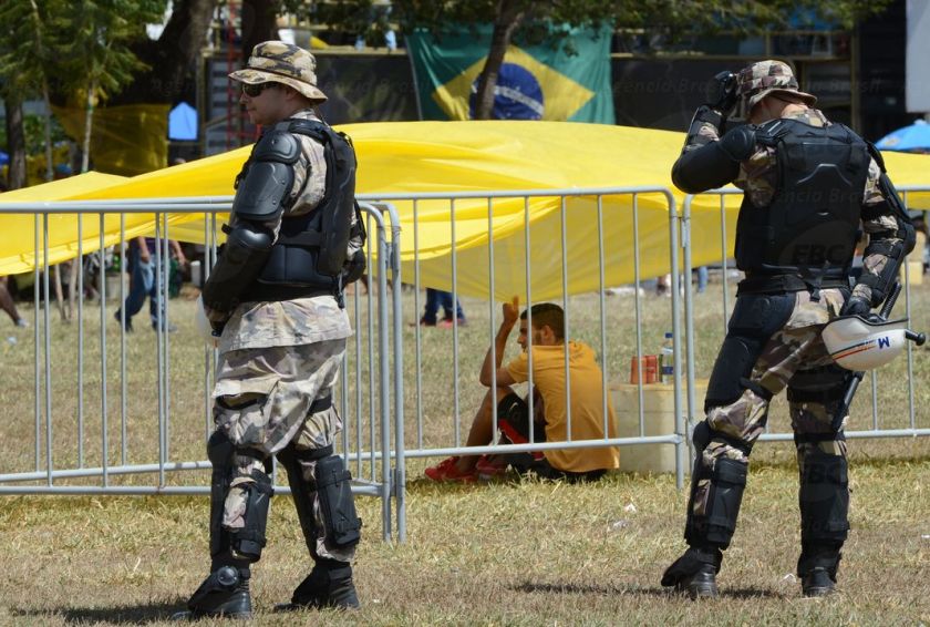 Brasília - Com a votação do pedido de impeachment da presidente Dilma Rousseff na Câmara dos Deputados neste domingo, governo do DF reforçou a segurança para separar manifestantes pró e contra o parecer na votaçãoElza Fiuza/Agência Brasil)
