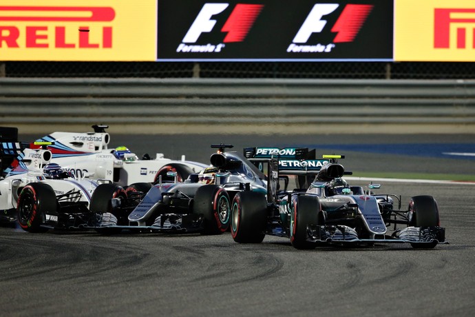 Hamilton se enrosca com Bottas na largada e cai para 8ª posição, único momento de emoção na prova de hoje. Foto Getty images