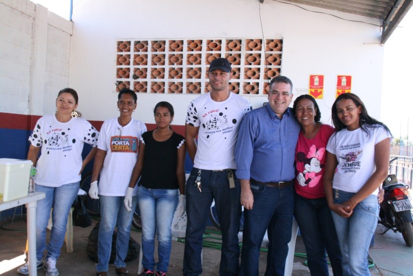 O secretário de saúde, Werther Brandão e a equipe de vacinação que trabalhou no Estádio Coronel Aroldo no Dia D da campanha