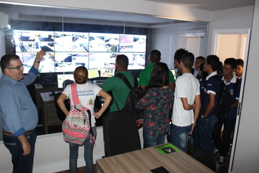 Os jovens tiveram a oportunidade de conhecer o Centro de Controle e Operações (CCO) de Luís Eduardo Magalhães 