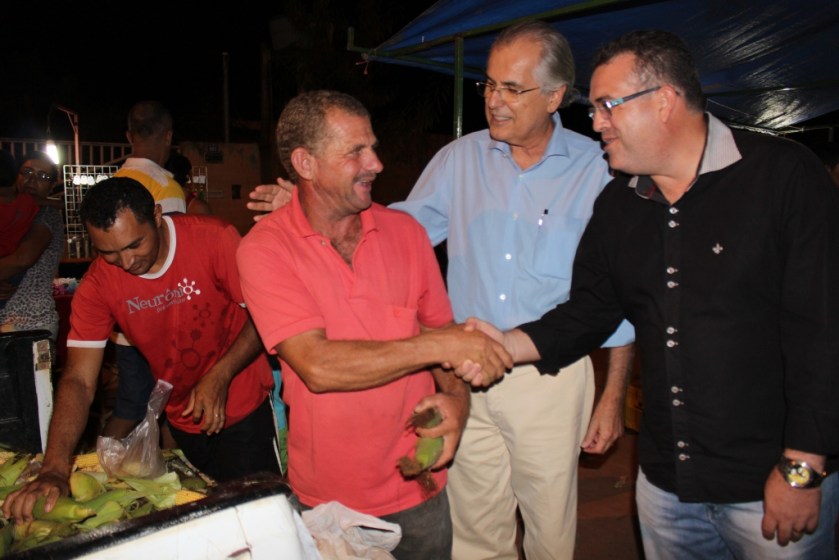 Prefeito Humberto e o secretário de Saúde, Werther Brandão, em conversa com comerciantes da Feira Livre do Mimoso