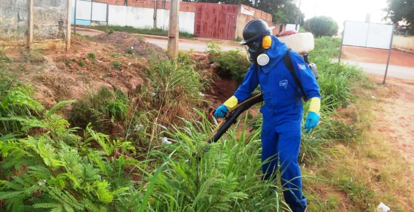 Servidor da Saúde utilizando o fumacê para combater os mosquitos adultos