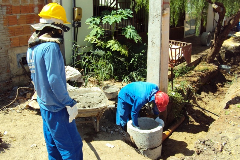 13.04.16_Obra de ampliação de esgoto em Luís Eduardo_assentamento tubulação ramal2