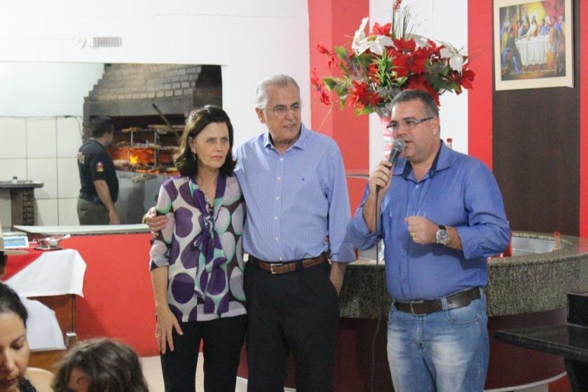 Maira e Humberto ouvem Werther Brandão com atenção