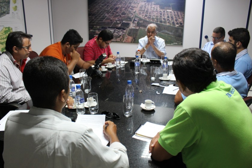 Durante coletiva, prefeito Humberto anuncia novo projeto para pavimentação e drenagem no Jardim das Acácias