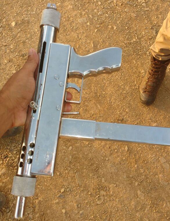 A ferramente usada pelos dois que atacaram a viatura policial. Uma 9mm que nem os coletes da PM e da Polícia Civil conseguem atacar.