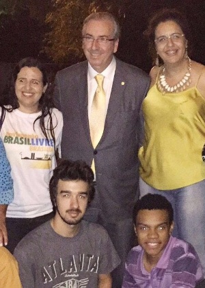 Em imagem de dezembro de 2015, coordenadores do MBL (entre eles, Fernando Holiday, coordenador nacional, abaixo, à direita) posam para foto ao lado de Eduardo Cunha (PMDB-RJ), então presidente da Câmara dos Deputados