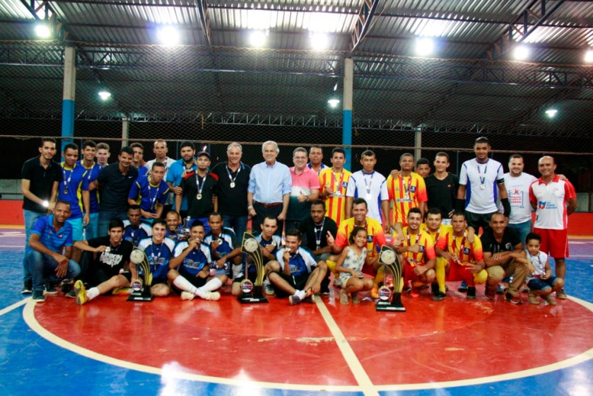 Mecânica Faedo, Bravo e Lebiscuit, os três primeiros colocados da Copa Empresarial e autoridades presentes