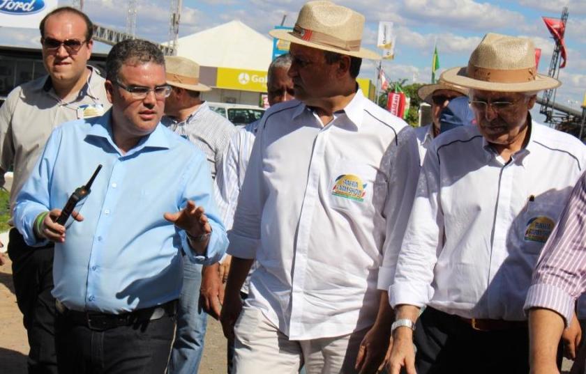 O secretário Werther Brandão, o governador Rui Costa e o prefeito Humberto Santa Cruz a caminho do CCO