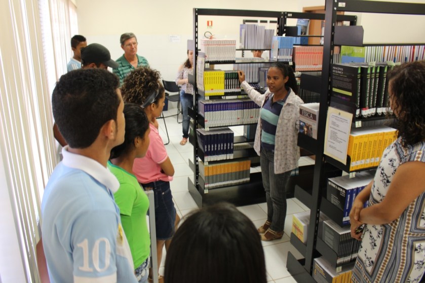 Os alunos conferirem in loco a estrutura dos laboratórios, salas de aula e biblioteca oferecidos pela UFOB LEM