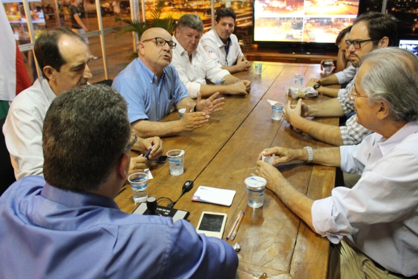Prefeito e secretários com integrantes da ACICLEM em reunião no stand da prefeitura na EXPOLEM