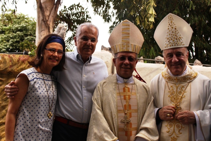 Prefeito Humberto, Dra Maira e os bispos Dom Josafá e Dom Murilo logo após a celebração da missa
