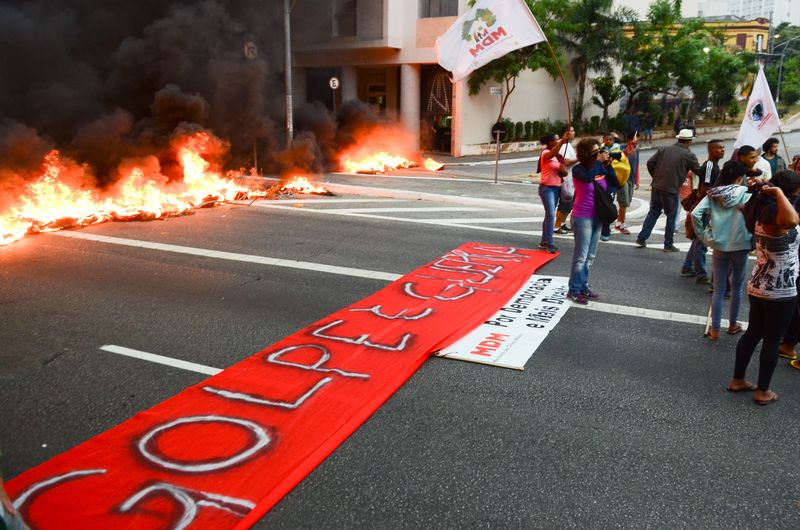 São Paulo - Ato contra o impeachment ao lado da Praça da Bandeira (Rovena Rosa/Agência Brasil)