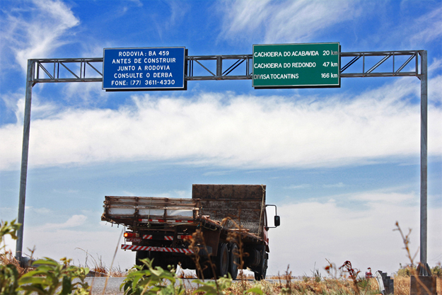 Polícia Militar e Polícia Civil tentam barrar caminhões carregados com soja roubada. 