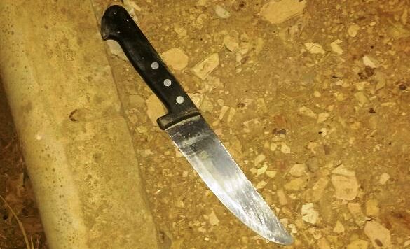 A faca que o malandro usou para tentar roubar um celular