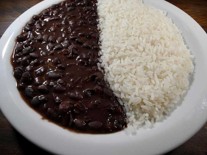 Arroz com feijão agora é comida de rico