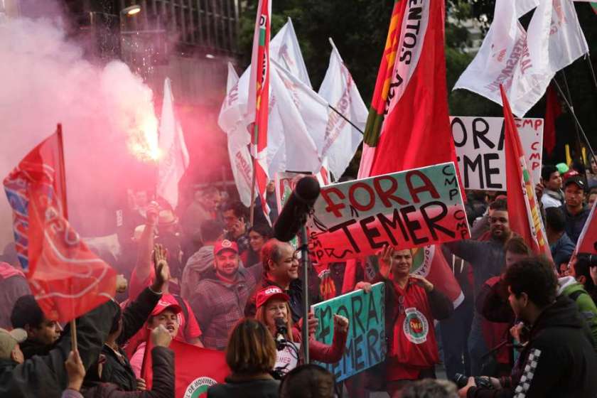 Protesto Fora Temer, organizado por integrantes de movimentos sociais, em defesa da presidente afastada Dilma Rousseff e do ex presidente Lula, em São Paulo (SP), nesta sexta-feira (10). Concentração na Avenida Paulista. Newton Menezes/Futura Press