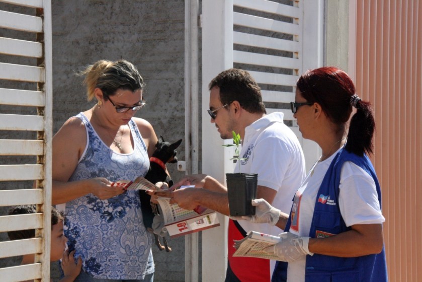 Entrega da cartilha 10 minutos contra a dengue e mudas de crotalária no Mutirão contra o mosquito realizado no último mês de fevereiro na Cidade Universitária