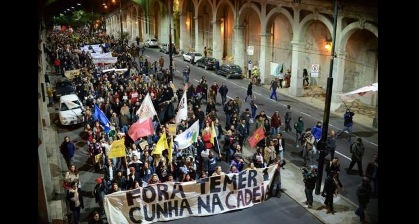 Em Porto Alegre, depois de reunir-se na Esquina Democrática, manifestantes subiram a Borges, pedindo a saída de Temer e a prisão de Cunha.