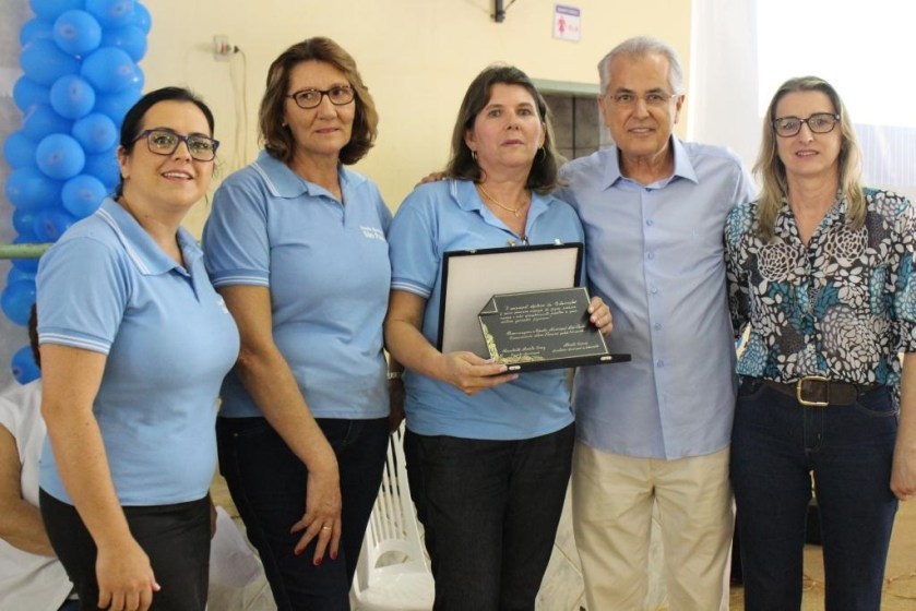 Prefeito e secretária de Educação entregam placa alusiva pelos 30 anos da Escola Municipal São Paulo do Novo Paraná