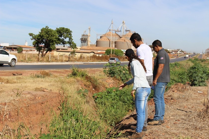 Trabalho de fiscalização para identificar empresas e pessoas físicas que estão lançando dejetos de maneira inapropriada na obra de recuperação do processo erosão