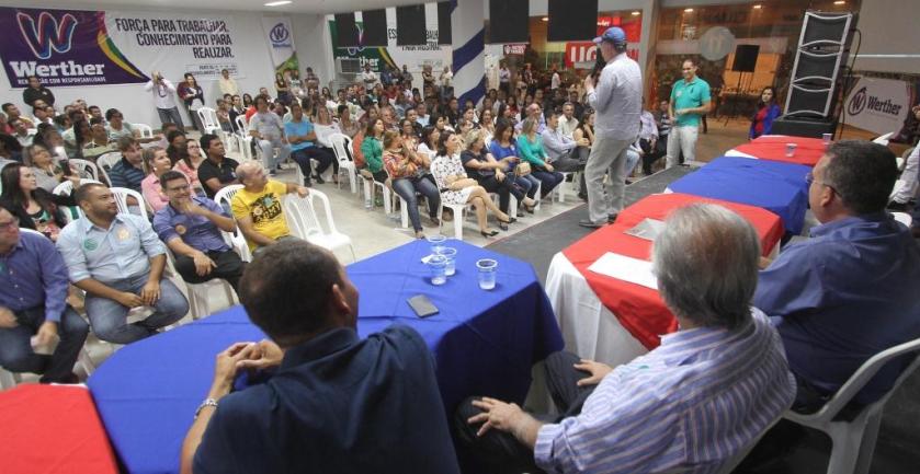 Leão levanta a plateia de inauguração da Casa Progressista