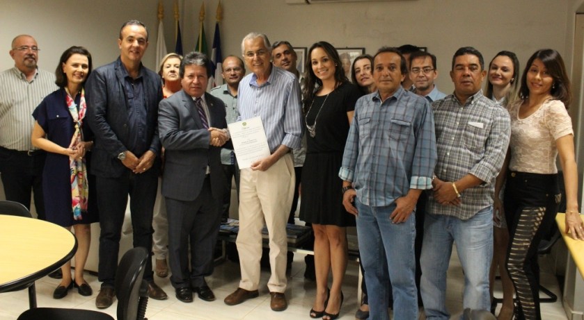 A entrega aconteceu no gabinete do prefeito no Centro Administrativo