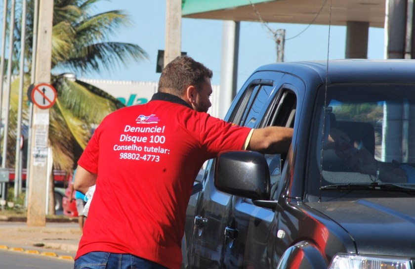 Ação de panfletagem nas ruas do centro da cidade sobre a importância da erradicação do trabalho infantil