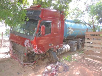A carreta ainda colidiu com algumas árvores ao sair da písta.