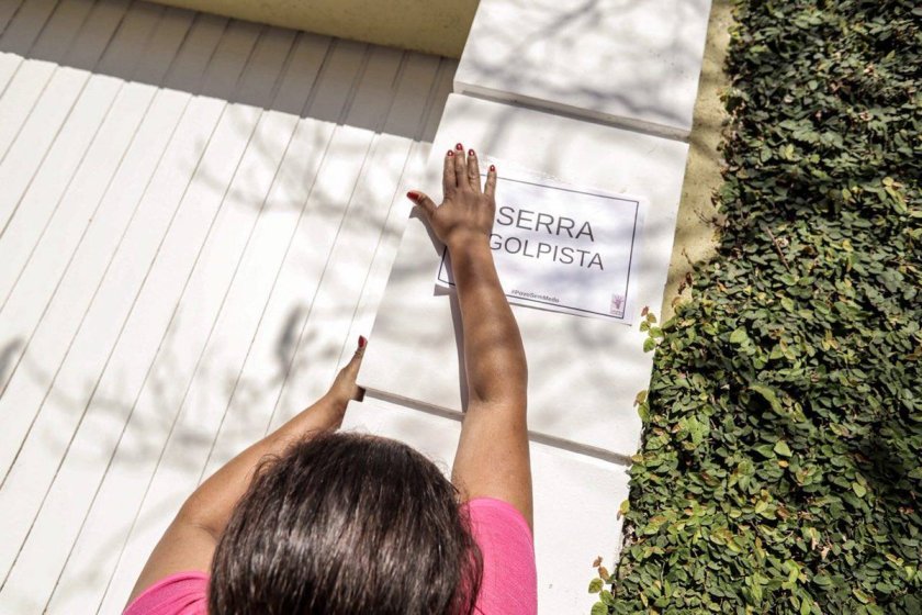 Na residência do Ministro Serra ou Cerra, como preferem alguns, uma manifestante resume a sua indignação.