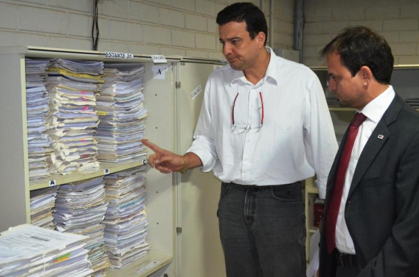 O Magistrado mostra ao presidente da OAB-LEM, dr. Gilvan, o trabalho já realizado.