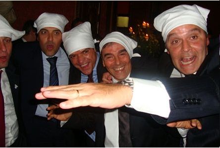 A gangue do guardanapo se diverte em Paris