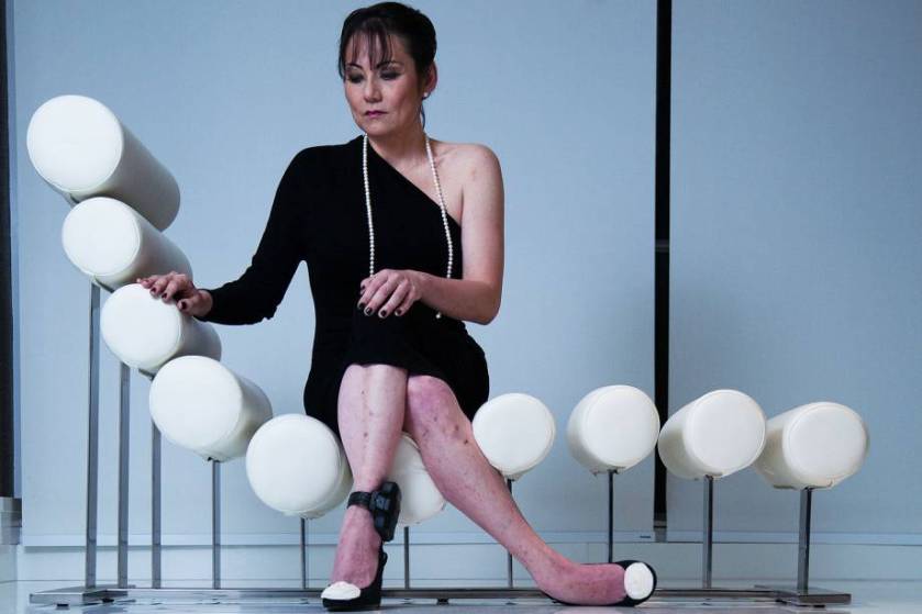 Nelma Kodama, a doleira, depois de 2 anos de cadeia, em foto da Veja: "Tornozeleira me causa alergia".