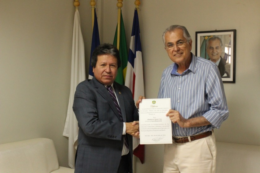 O Prefeito Humberto recebeu das mãos do presidente da Câmara de Comércio El Salvador – Brasil, Vidal Souto Rubio, o título de Sócio Honorário