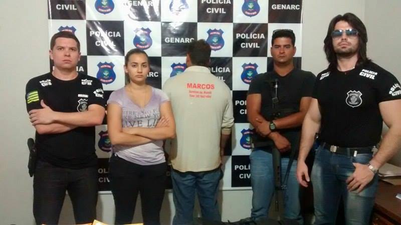 Os policiais participantes da operação e o implicado, de costas.