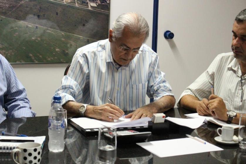 Prefeito assina decreto para contenção de gastos e despesas no Poder Executivo