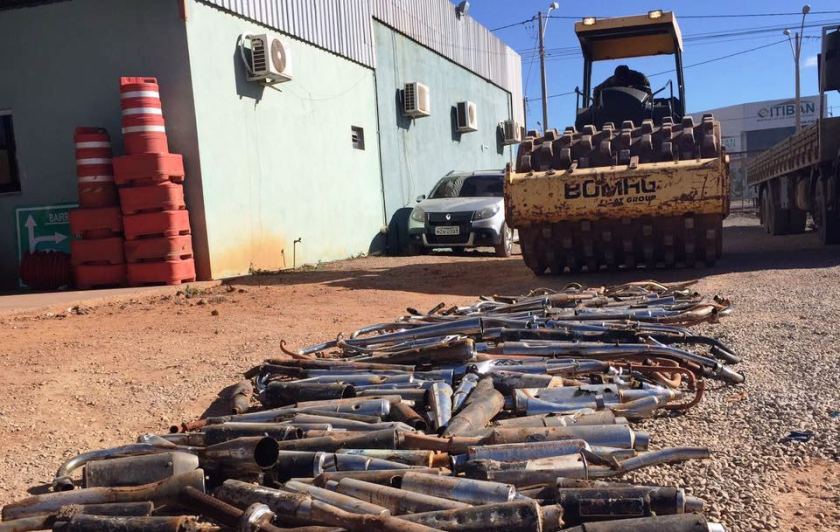 Prensagem dos escapamentos ilegais das motocicletas apreendidas pela SUTRANS